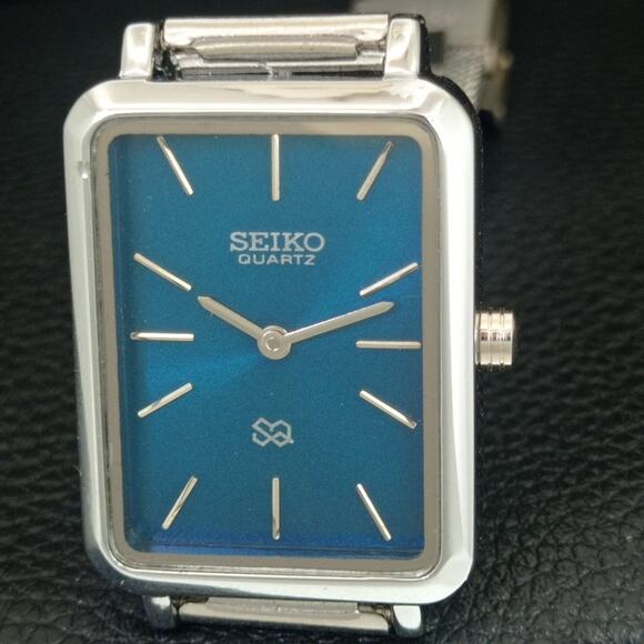 Vintage Style Seiko Quartz Mens Silver Watch & Blue accents W/ Steel Strap - Picture 3 of 8
